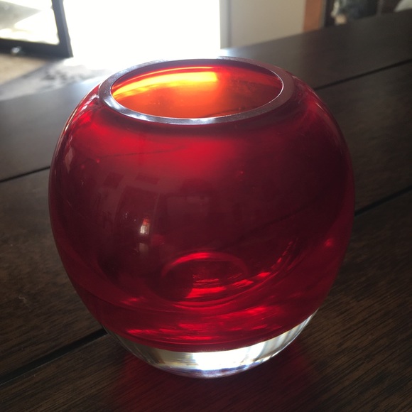 Just in time for Valentine’s Day. Sweet red glass vase - by gorgeous designs. - Picture 3 of 7